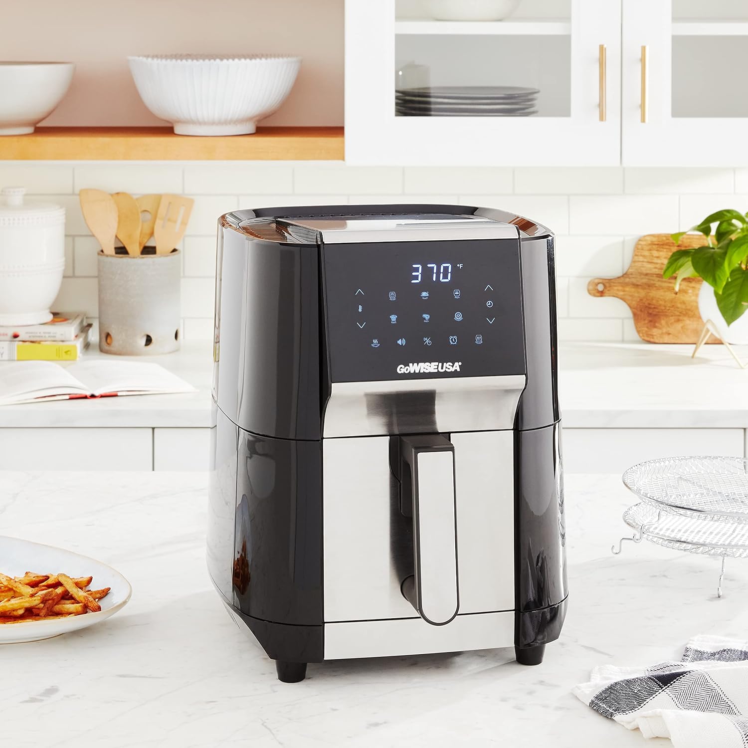 GoWISE USA 7-Quart Air Fryer & Dehydrator - with Ergonomic Touchscreen Display with Stackable Dehydrating Racks with Preheat & Broil Functions + 100 Recipes (Black/Stainless Steel)